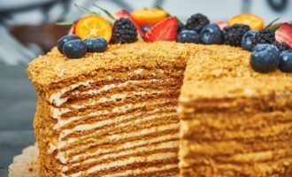 Klasiska medus kūka - 10 vienkāršas receptes soli pa solim ar fotoattēlu