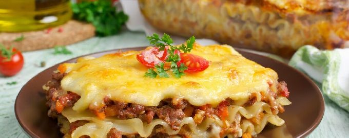 Lasagna buatan sendiri dengan daging cincang