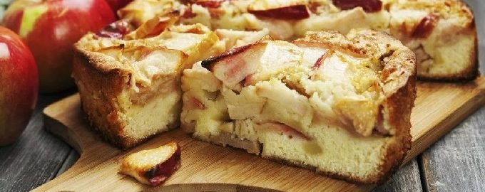 Bujna Charlotte z jabłkami w piekarniku