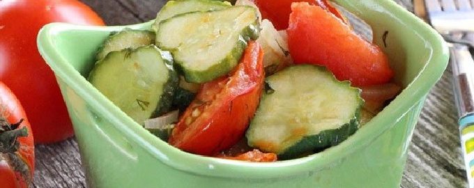 Salade de concombre, tomate, poivron, oignon pour l'hiver