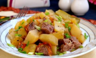 Batatas cozidas com carne