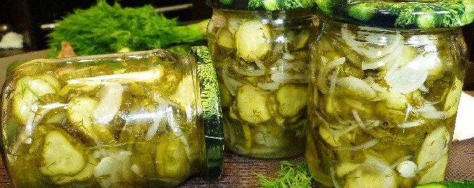 Salade de concombre sans stérilisation pour l'hiver