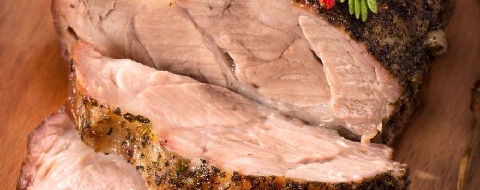 Свињско свињско месо у фолији у рерни