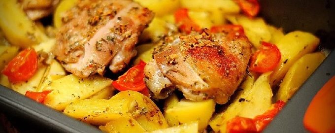 Пиле с картофи във фурната на лист за печене