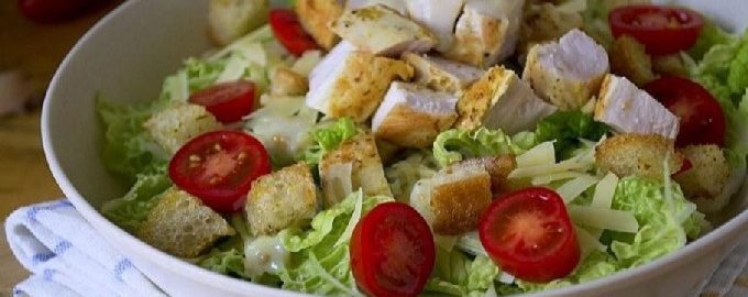 Caesar -salaatti kanaa ja krutonkeja