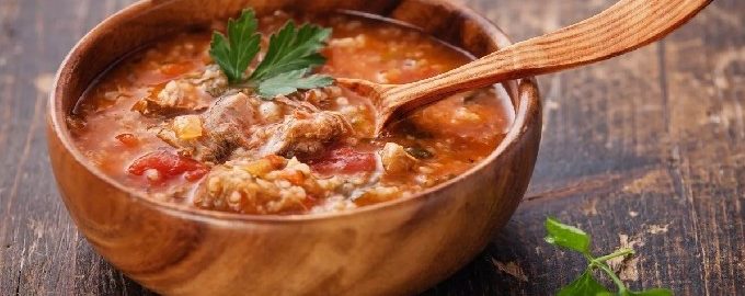 Klasiska liellopu gaļas kharcho zupa